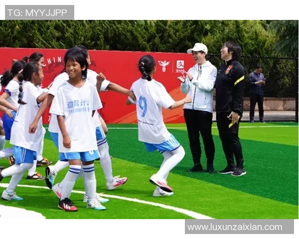 变装足球球星惊艳亮相 球场之外的别样风采视频精彩回顾