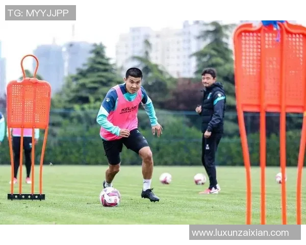 四大球星足球解说风格大比拼 谁是最具魅力的解说员